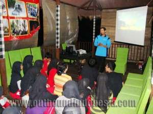 Suasana Indoor Training di Kasembon Rafting